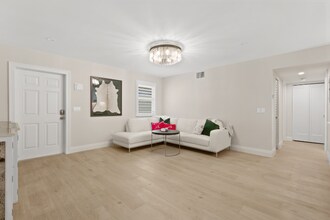 1155 Sandpiper St in Naples, FL - Building Photo - Building Photo