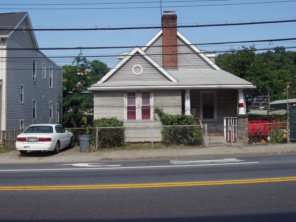 549 Saw Mill River Rd in Yonkers, NY - Foto de edificio
