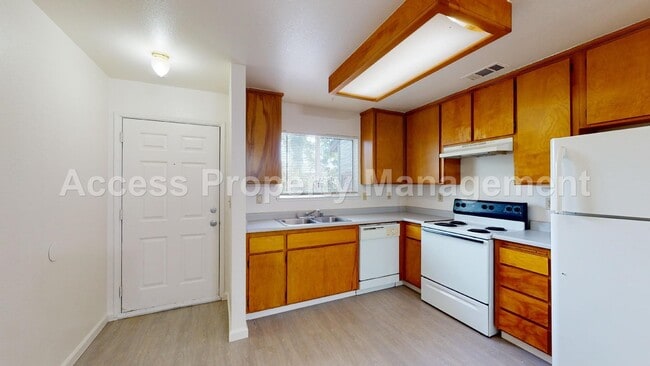 114 Baker St, Unit A in Waterford, CA - Building Photo - Building Photo