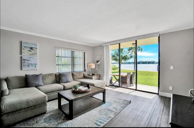 300 Croton Ave, Unit 102 in Lantana, FL - Building Photo - Building Photo