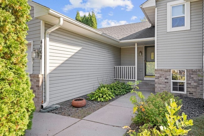 4968 River Oaks Rd in Rockford, MN - Building Photo - Building Photo