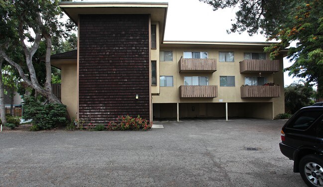 300 Oxford Way in Belmont, CA - Foto de edificio - Building Photo