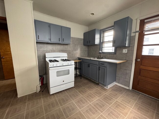 82 W 30th St, Unit 2 in Bayonne, NJ - Building Photo - Building Photo