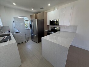 1045 SW 8th Ave in Miami, FL - Building Photo - Building Photo