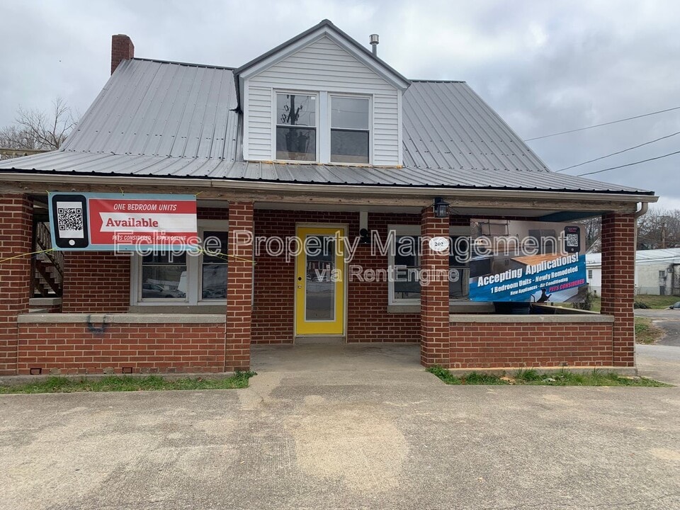 202 N Main St in Edmonton, KY - Building Photo