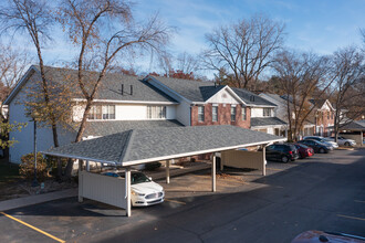 Village Green Townhomes in Valparaiso, IN - Building Photo - Building Photo