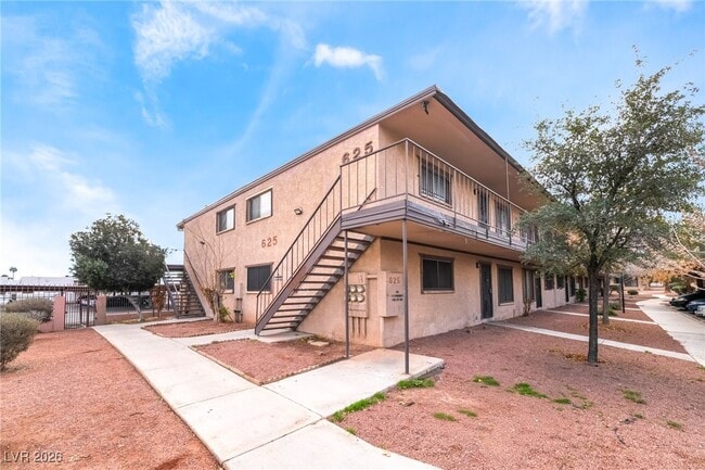 625 S Royal Crest Cir in Las Vegas, NV - Building Photo - Building Photo
