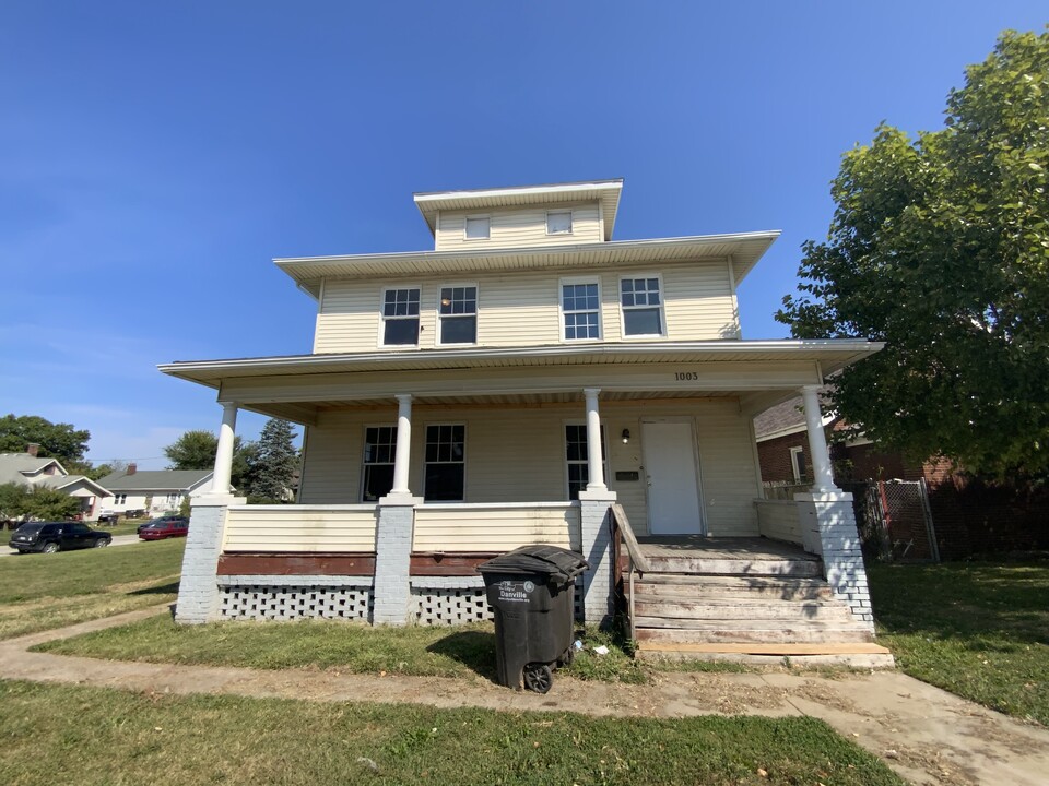 1003 E Main St in Danville, IL - Building Photo