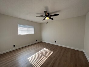 3812 Melody Ln in Las Vegas, NV - Foto de edificio - Building Photo