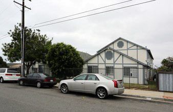 Walker Manor Apartments in Oceanside, CA - Building Photo - Building Photo