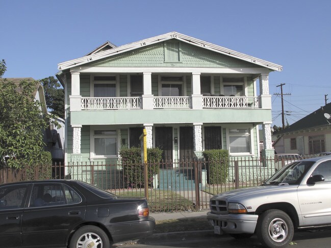 235 W 73rd St in Los Angeles, CA - Foto de edificio - Building Photo