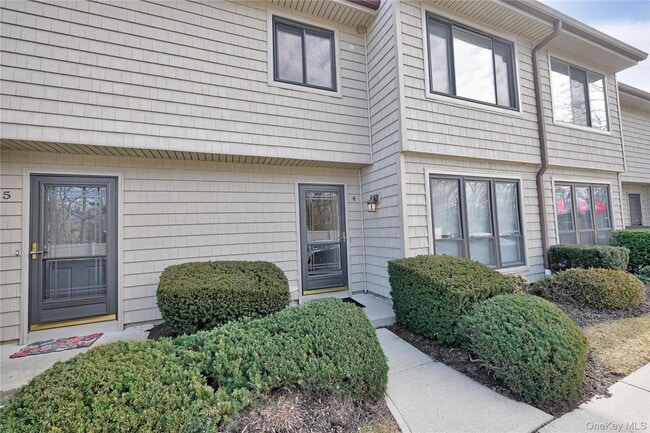 4 Stanford Ct in Wantagh, NY - Building Photo - Building Photo
