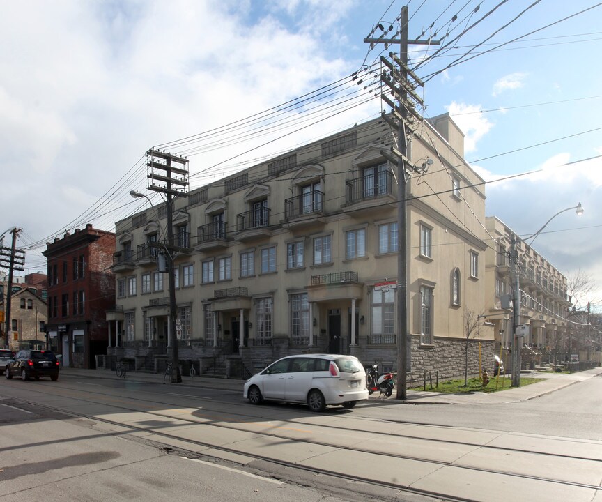 937-949 Queen St W in Toronto, ON - Building Photo