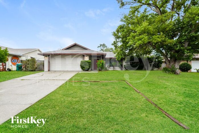 1900 W Chapel Dr in Deltona, FL - Building Photo
