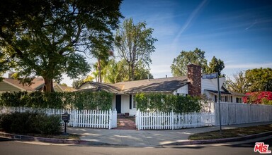 4483 Sherman Oaks Cir in Van Nuys, CA - Foto de edificio - Building Photo