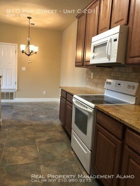 910 Pine St-Unit -Unit C-201 in Floresville, TX - Building Photo - Building Photo