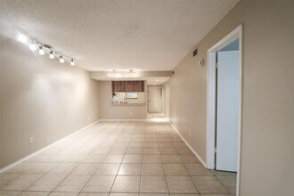 4957 Puritan Cir, Unit 403 in Tampa, FL - Foto de edificio - Building Photo