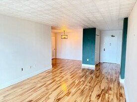 5300 Holmes Run Pky in Alexandria, VA - Building Photo