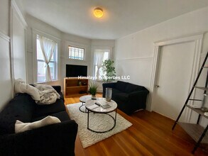 27 Fainwood Cir, Unit U1 in Cambridge, MA - Foto de edificio - Building Photo