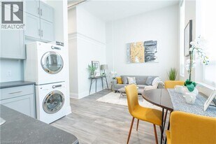 11 Queen St in Brantford, ON - Building Photo