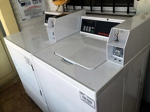 BEAUTIFUL DORMITORY STYLE HOUSING AVAILABLE in Los Angeles, CA - Foto de edificio - Building Photo