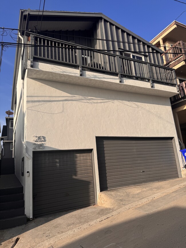 215 El Porto St, Unit 215 in Manhattan Beach, CA - Building Photo - Building Photo