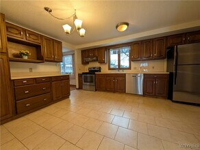 270 Selkirk Dr in North Tonawanda, NY - Building Photo - Building Photo