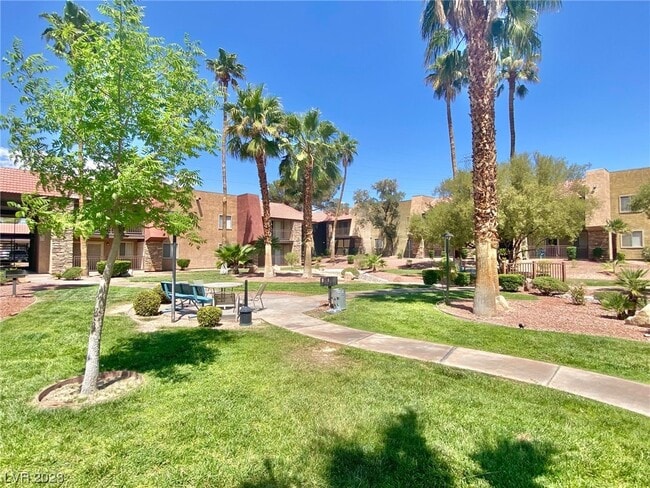 5081 River Glen Dr in Las Vegas, NV - Building Photo - Building Photo
