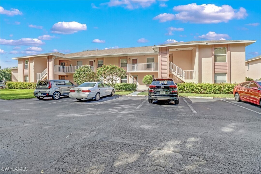 1406 Churchill Cir in Naples, FL - Building Photo