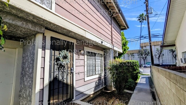 21525 Pioneer Blvd in Lakewood, CA - Building Photo - Building Photo
