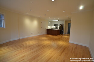 1420 Beacon St, Unit 3 in Brookline, MA - Foto de edificio - Building Photo