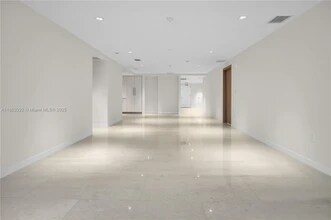 1135 Bay Dr, Unit #505 in Miami Beach, FL - Foto de edificio - Building Photo
