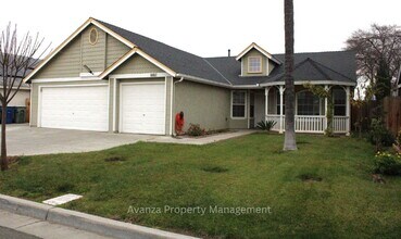 5428 W Saginaw Way in Fresno, CA - Building Photo - Building Photo