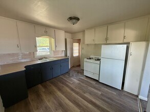 2124 Lansing Ave in Jackson, MI - Building Photo - Building Photo