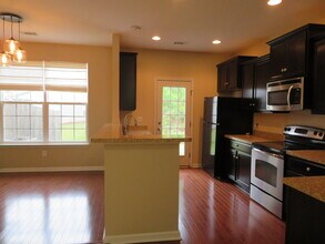 2496 Stadium Dr in North Charleston, SC - Foto de edificio - Building Photo