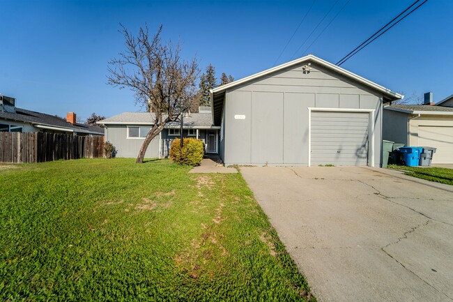 1181 Rideout Way in Marysville, CA - Building Photo - Building Photo