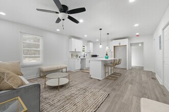 3192 Oakcliff Rd NW in Atlanta, GA - Foto de edificio - Building Photo