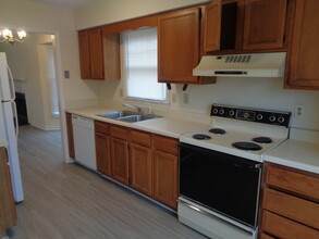 8029-8031 Perry Creek Rd in Raleigh, NC - Foto de edificio - Building Photo