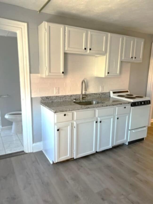 1295 Main St, Unit Unit 2B in West Warwick, RI - Building Photo - Building Photo