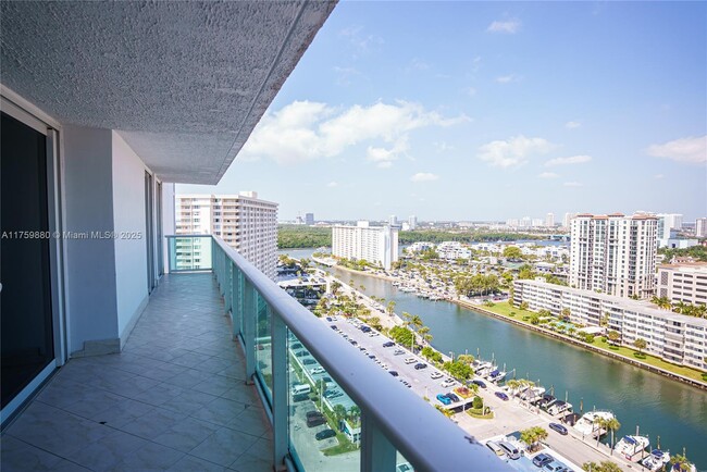 100 Bayview Dr, Unit 1929 in Sunny Isles Beach, FL - Foto de edificio - Building Photo