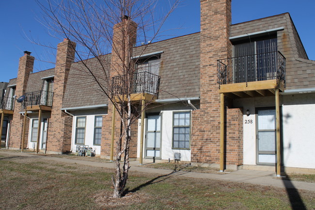 Millwood Townhomes & Apartments in Blue Springs, MO - Building Photo - Primary Photo