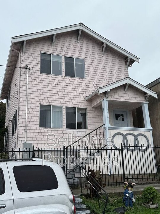 2710 E 20th St in Oakland, CA - Building Photo