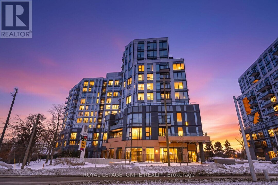 7439 Kingston Rd in Toronto, ON - Building Photo