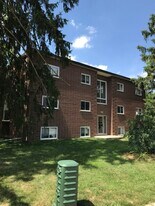 380 Erb St. W in Waterloo, ON - Building Photo