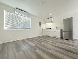 639 Griffith St in San Fernando, CA - Building Photo