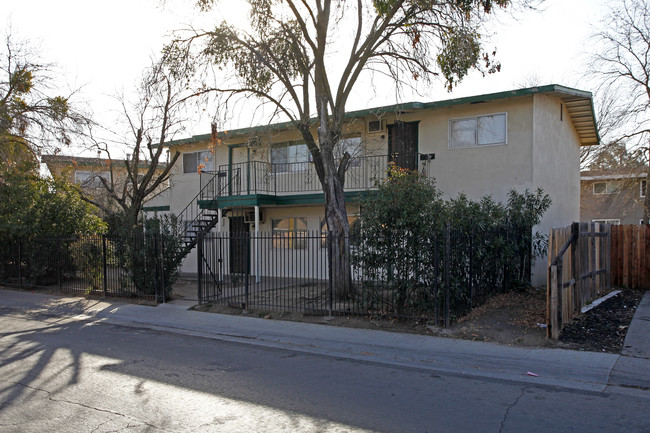 2687 Altos Ave in Sacramento, CA - Foto de edificio - Building Photo