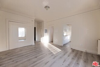 946 S Burlington Ave in Los Angeles, CA - Building Photo - Building Photo