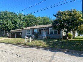 402 McCarty St in Weatherford, TX - Building Photo