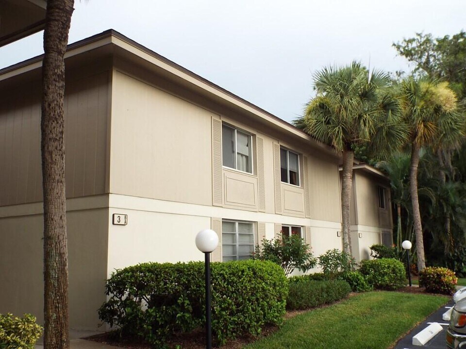1 Bobolink Ct-Unit -1B in Naples, FL - Building Photo