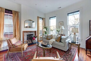 415 Whitaker St in Savannah, GA - Building Photo